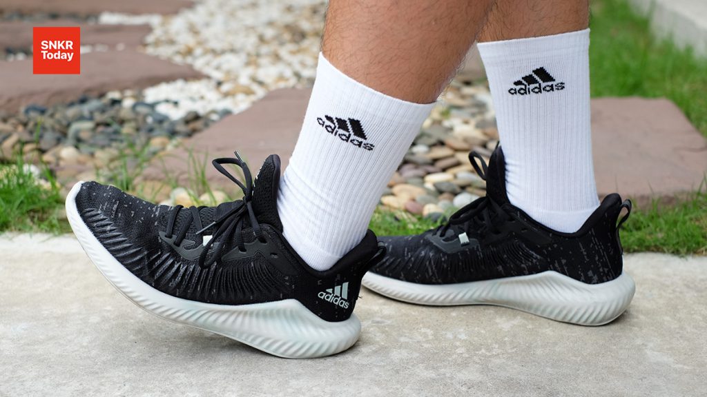 พื้นชั้นกลางใช้โฟม Bounce+ สำหรับรุ่น Parley มีการใส่ลวดลายคล้ายลายท้องทะเล