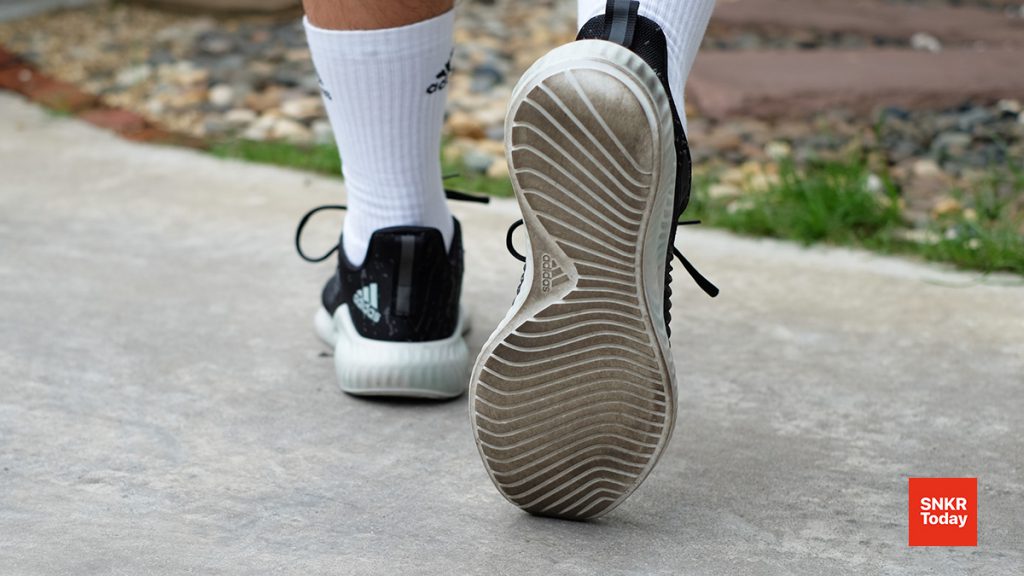 พื้นชั้นนอกเป็นวัสดุสังเราะห์ มีร่องใต้พื้นรองเท้าช่วยในการยึดเกาะและเพิ่มความยืดหยุ่น