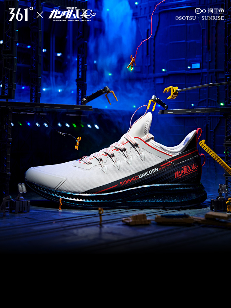 361° แบรนด์รองเท้าสัญชาติจีนได้ทำการฉลองครบรอบ 40 ปี กันดั้มอีกครั้ง คราวนี้ส่งสนีกเกอร์ GUNDAM x 361° Unicorn Gundam RX-0 ออกวางจำหน่าย
