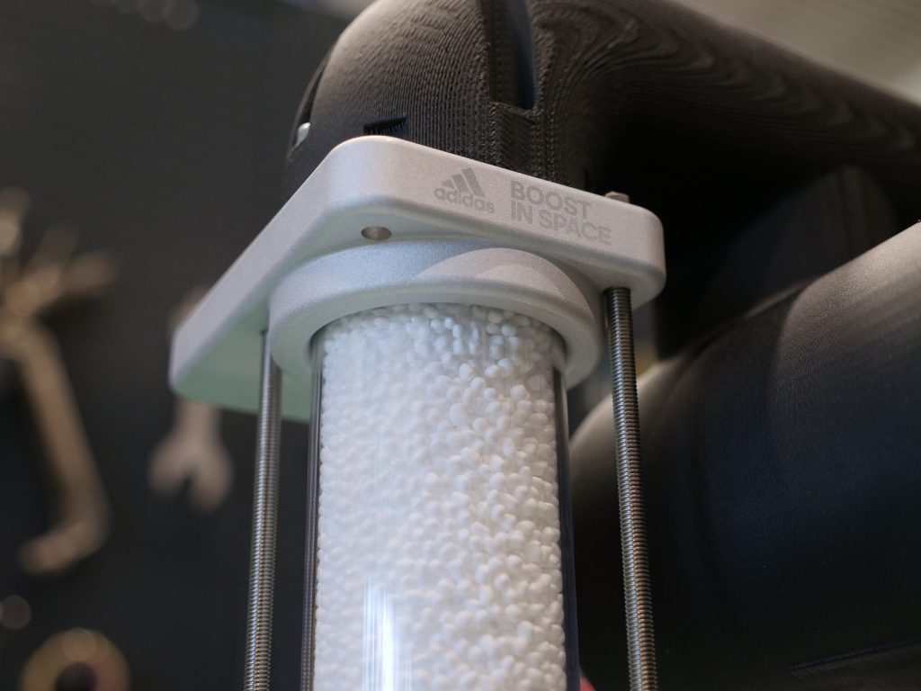 อาดิดาส ร่วมกับ ISS US National Lab พัฒนานวัตกรรมด้านผลิตภัณฑ์ ศักยภาพของมนุษย์ และความยั่งยืน และเป็นครั้งแรกที่จะนำนวัตกรรมที่ใช้กับรองเท้าไปทดสอบในอวกาศ