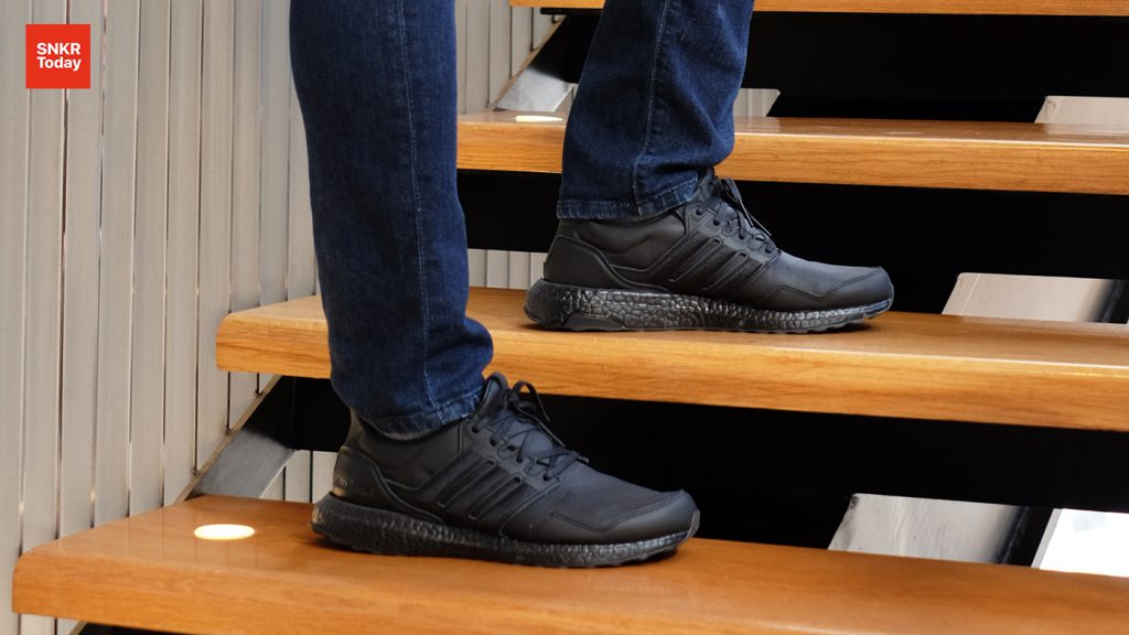 อาดิดาสออกรองเท้ารุ่นใหม่ adidas Ultraboost Leather ที่นำรูปทรง Ultraboost S&L มาใส่อัปเปอร์ที่ทำจากหนังทั้งหมด โดยจะมอบความสุภาพเรียบร้อยให้กับผู้สวมใส่