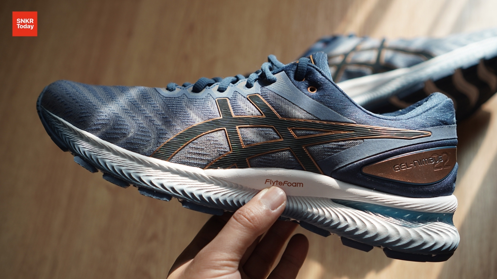 ASICS GEL-NIMBUS 22 ราคา 6,500 บาท