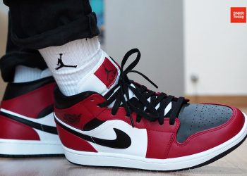Air Jordan 1 Mid "Chicago Black Toe"