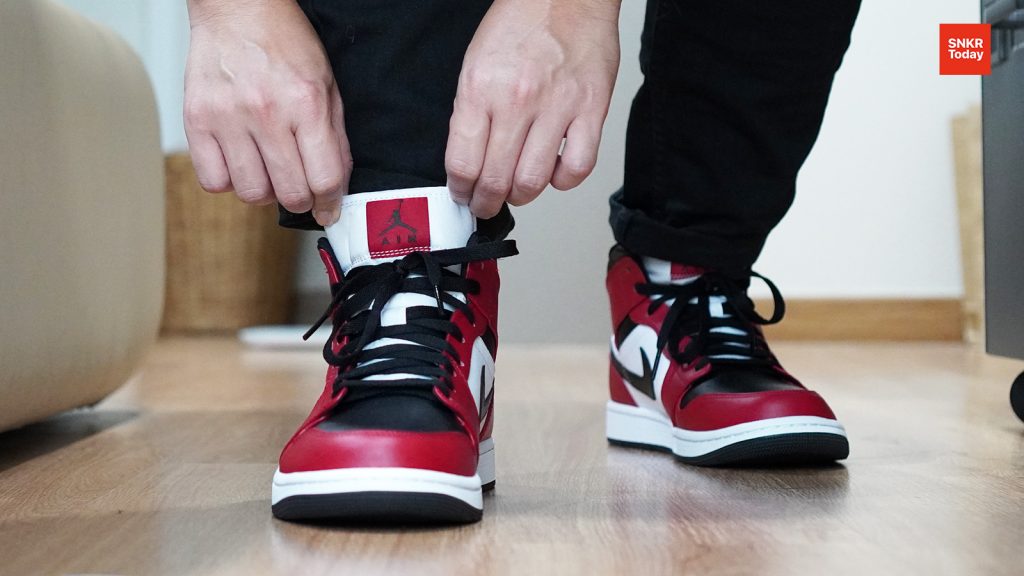 Air Jordan 1 Mid "Chicago Black Toe" ซึ่งเป็นคู่สีที่ปรับมาากสียอดฮิตอย่าง "Chicago" สำหรับสีนี้ก็สวยไม่น้อยเลย ซึ่งของจริงจะเป็นอย่างไร ไปติดตามกันเลย