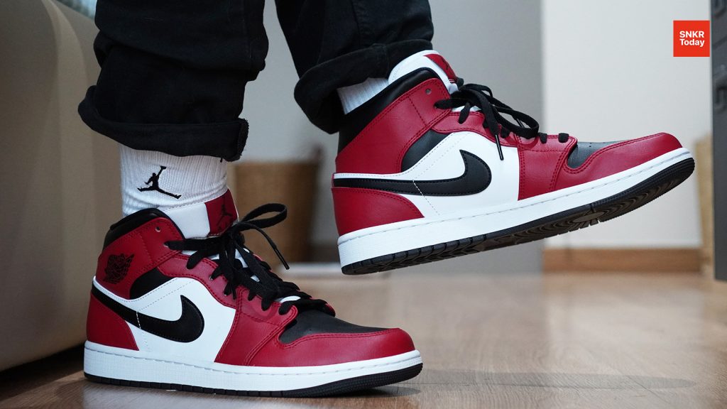 Air Jordan 1 Mid "Chicago Black Toe" ซึ่งเป็นคู่สีที่ปรับมาากสียอดฮิตอย่าง "Chicago" สำหรับสีนี้ก็สวยไม่น้อยเลย ซึ่งของจริงจะเป็นอย่างไร ไปติดตามกันเลย