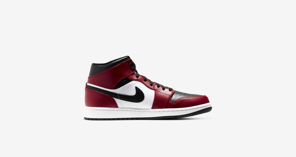 Air Jordan 1 Mid Chicago Black Toe Gym Red ราคา 4,200 บาท ขาย 16 พฤษภาคมนี้