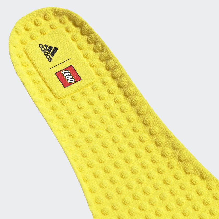 LEGO x adidas Ultraboost DNA มาพร้อมตัวต่อเลโก้ ตกแต่งแถบ 3 ขีดได้ด้วยตัวเอง