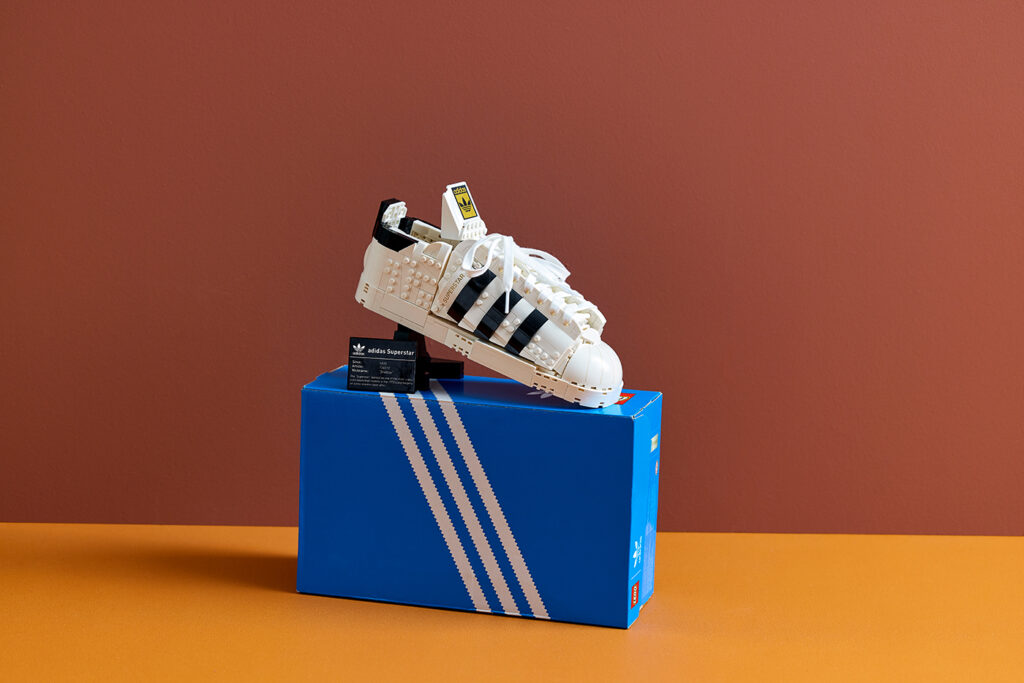 adidas Originals x LEGO เปิดตัว Superstar รุ่นพิเศษ พร้อมกับตัวต่อ LEGO adidas Originals Superstar