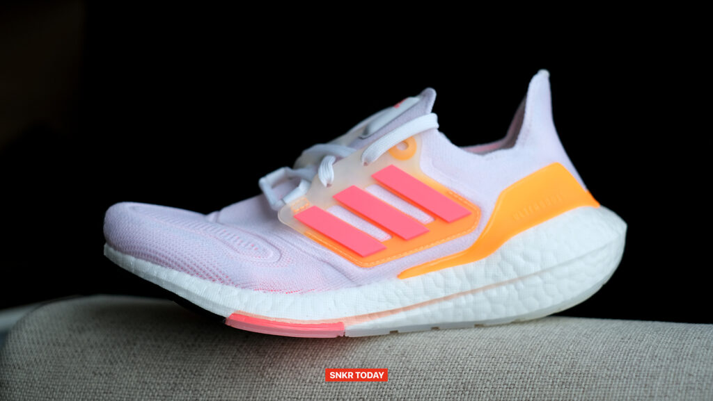 รองเท้าวิ่ง adidas Ultraboost 22 เฉดสีใหม่ Hi Energy