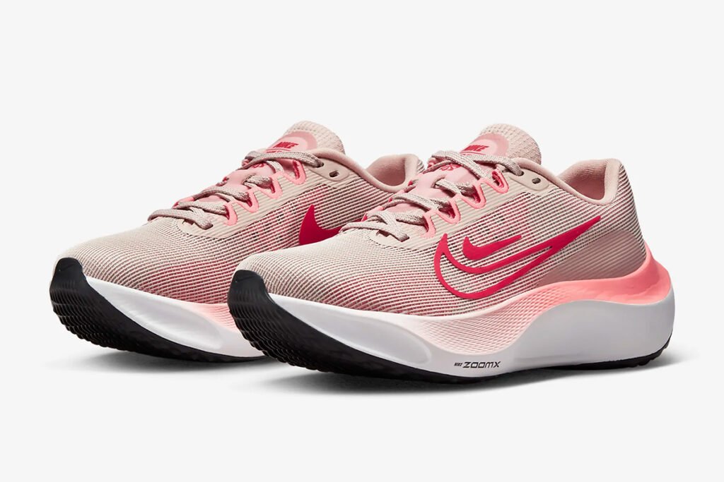Nike Zoom Fly 5 "Pink Oxford" สำหรับผู้หญิง วางจำหน่ายในไทยแล้ว