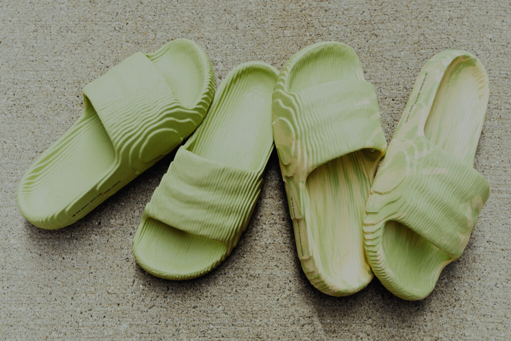 adidas Adilette 22 "Magic Lime" รองเท้าแตะดีไซน์สุดล้ำ วางจำหน่ายในไทยแล้ว
