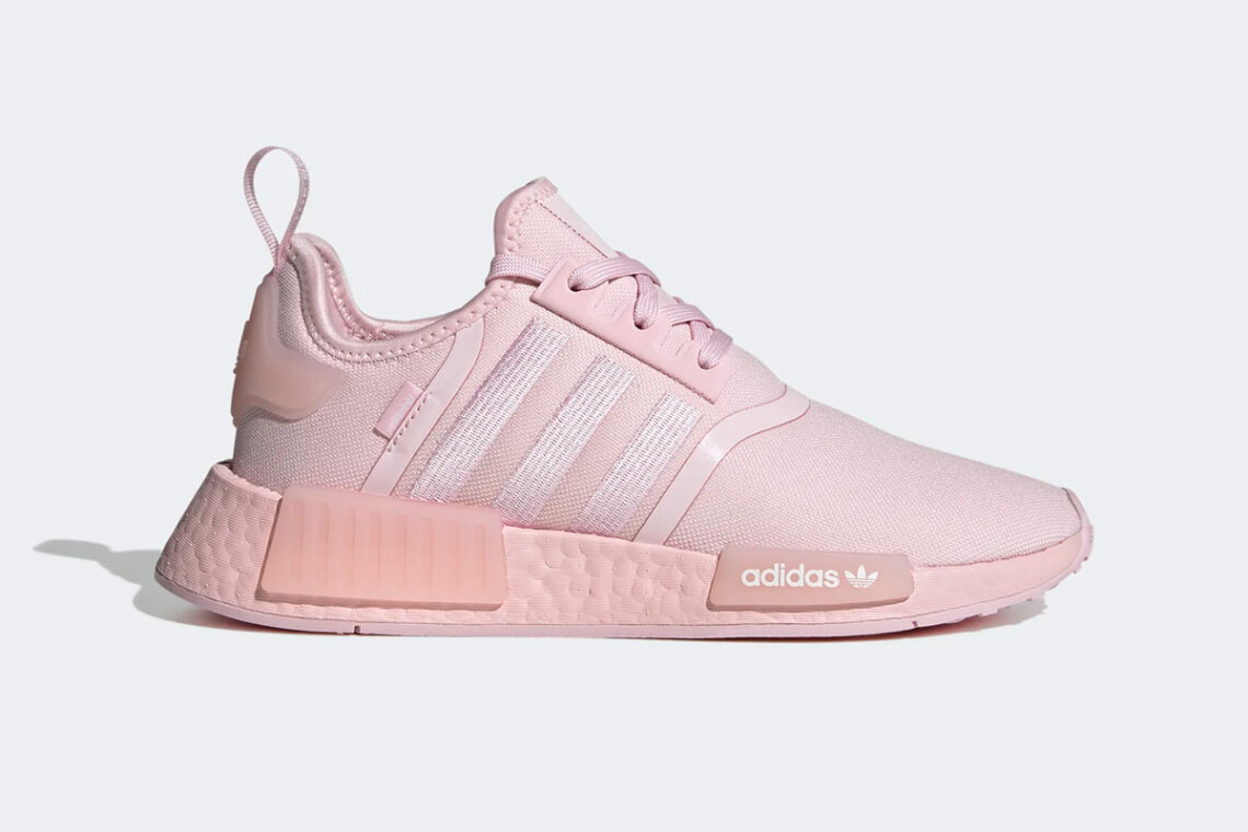 ตอนนี้ adidas NMD_R1 "Triple Pink" ก็มีสีหวานๆ อย่างสีชมพู Clear Pink กลับมาจำหน่าย หากใครที่คิดถึงสมัยก่อน ก็ไม่ควรพลาด