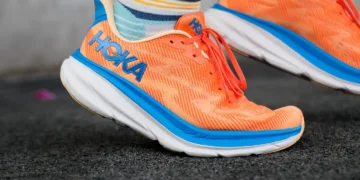 รีวิว HOKA Clifton 9 รองเท้าวิ่งพื้นหนานุ่ม น้ำหนักเบารุ่นใหม่ ตอบสนองได้ดีขึ้น