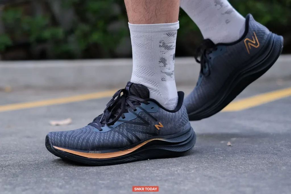 รีวิว New Balance FuelCell Propel v4 รองเท้าวิ่งอเนกประสงค์ ดีไซน์ซิ่งขึ้น พร้อมแผ่น TPU ตอบสนองดีขึ้น