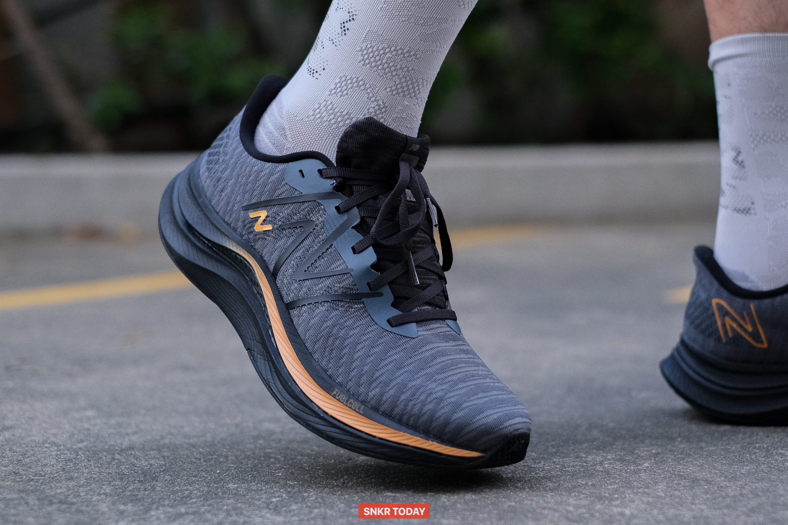 รีวิว New Balance FuelCell Propel v4 รองเท้าวิ่งอเนกประสงค์ ดีไซน์ซิ่งขึ้น พร้อมแผ่น TPU ตอบสนองดีขึ้น