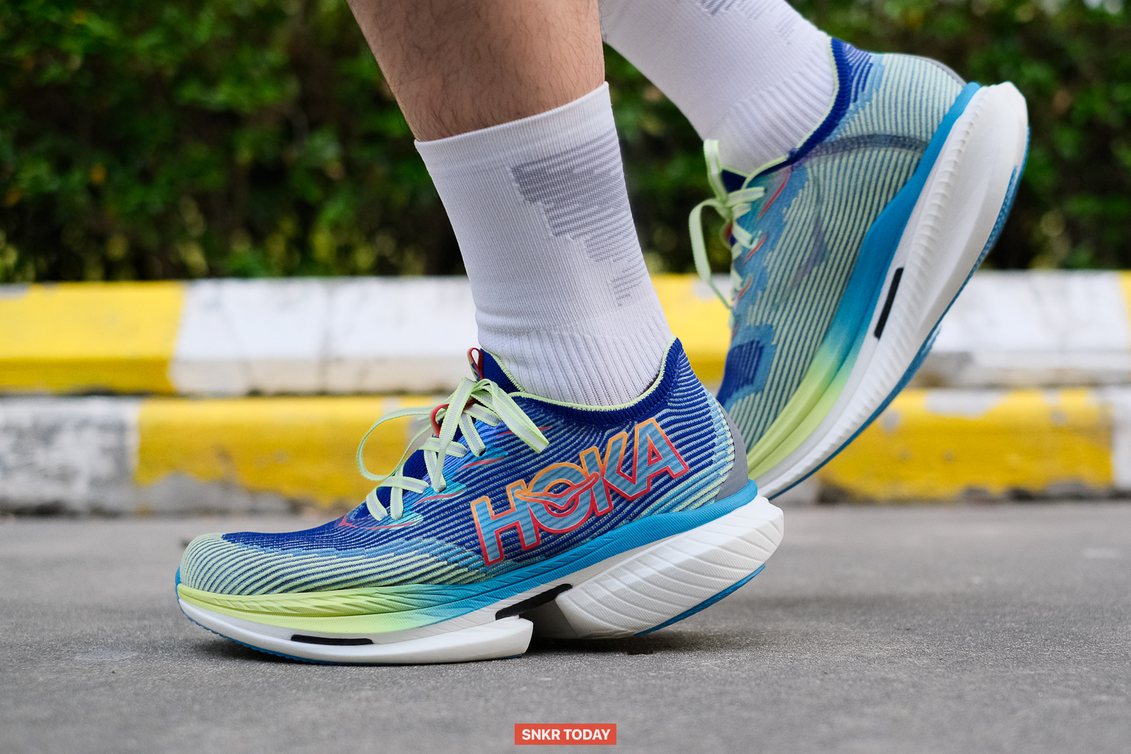 ใส่รองเท้า HOKA Cielo X1 กำลังวิ่ง