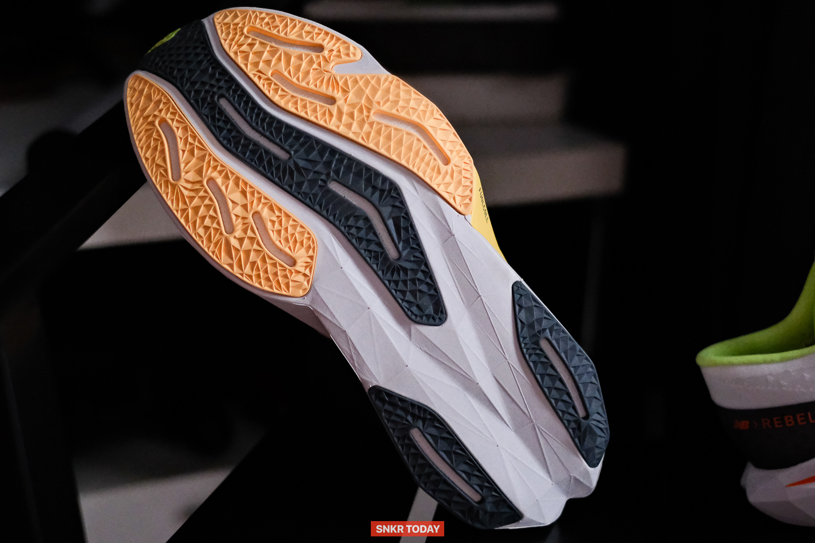 รองเท้าวิ่ง New Balance FuelCell Rebel v4