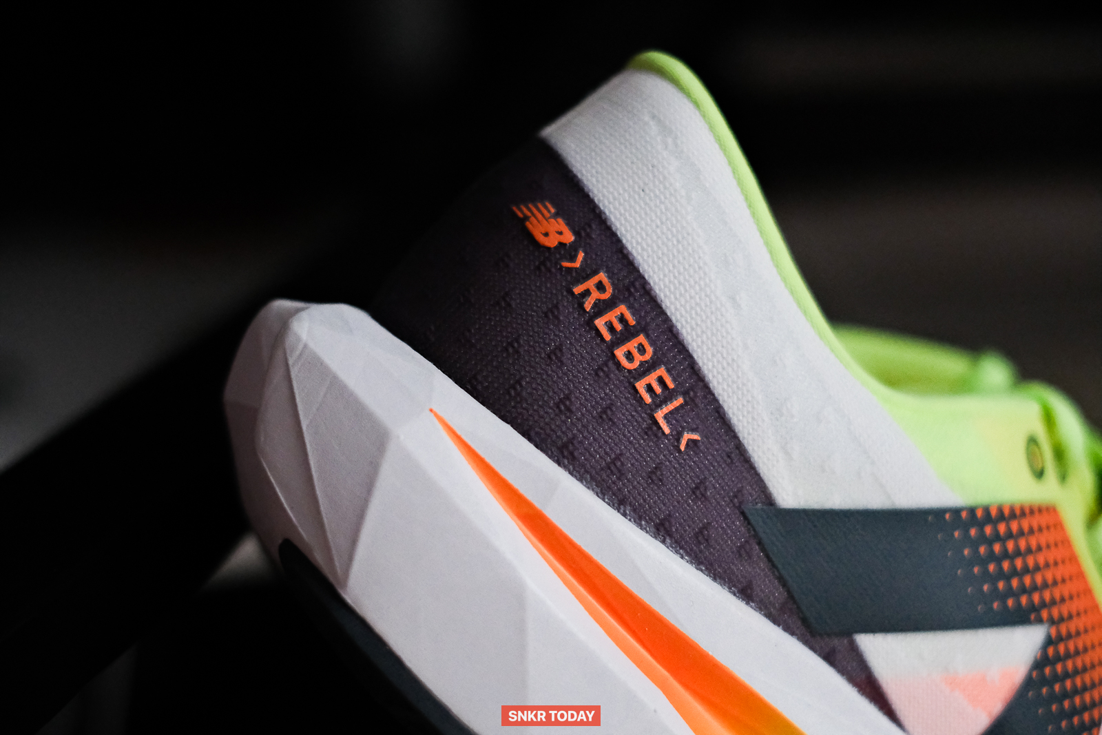 รองเท้าวิ่ง New Balance FuelCell Rebel v4