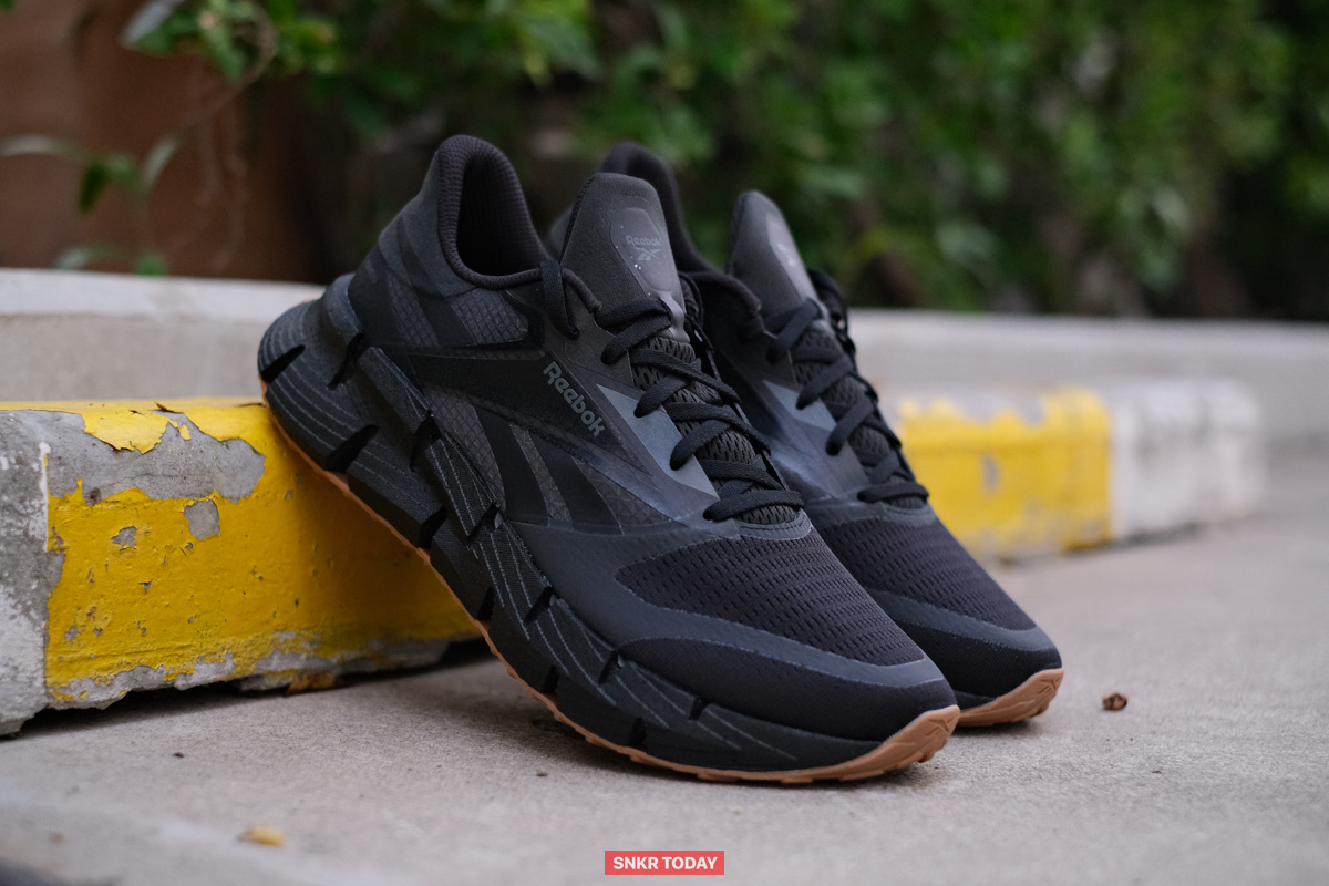 รองเท้าวิ่งรุ่นใหม่ ที่มีการผสมผสานโฟม Floatride Energy โฟมที่นิยมใช้งานในรองเท้าวิ่งของรีบ็อคที่มีความนุ่ม แน่นเฟิร์มมาเข้ากับเทคโนโลยี Zig Tech พื้นชั้นกลางที่มีดีไซน์ซิกแซกอันเป็นเอกลักษณ์ของตระกูล Zig จึงทำให้ความรู้สึกในการสวมใส่จะรู้สึกนุ่มมากกว่ารองเท้าวิ่งที่ใช้ Floatride Energy แบบเต็มแผ่น ซึ่งรุ่นอื่นๆ จะออกไปทางเฟิร์มมากกว่า และสำหรับรองเท้าตระกูล Zig ก่อนหน้านี้ก็จะพบกับเรื่องน้ำหนักตัวที่เยอะ พอมารวมกันแล้วทำให้คู่้นี้มีความเบาและความนุ่มแบบลงตัว