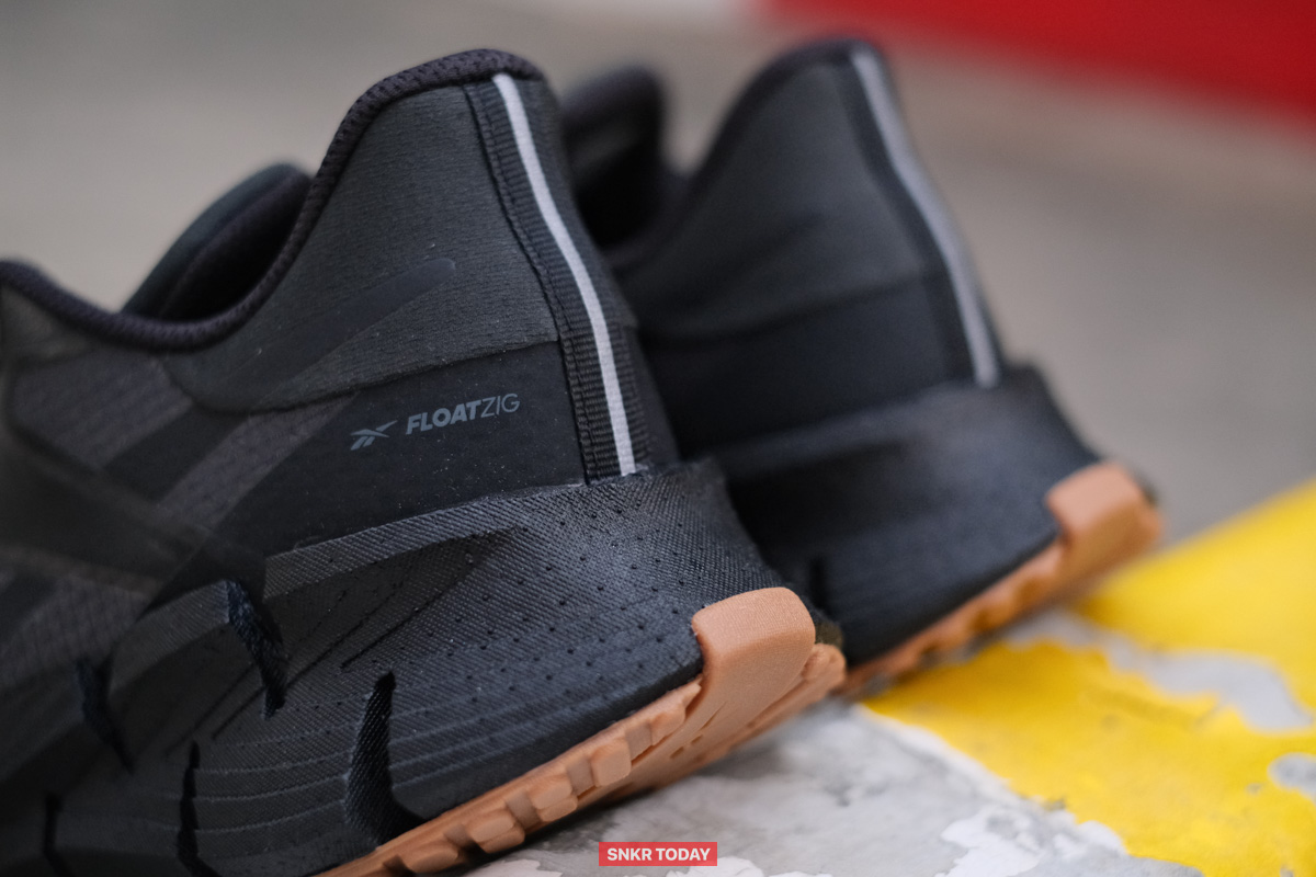 ส้นเท้าพร้อมโลโก้ FloatZig พร้อมจุดสะท้อนแสง