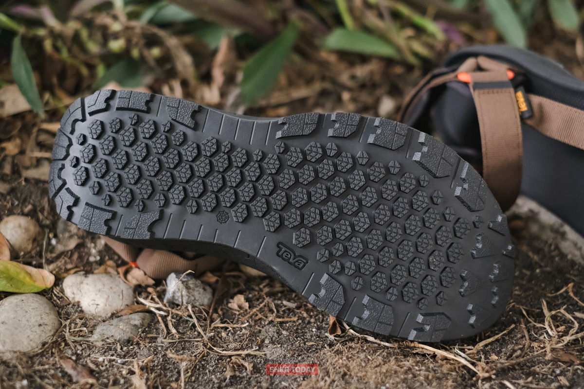 พื้นชั้นนอกและรูปแบบดอกยางของรองเท้าแตะรัดส้น Teva Hydratrek