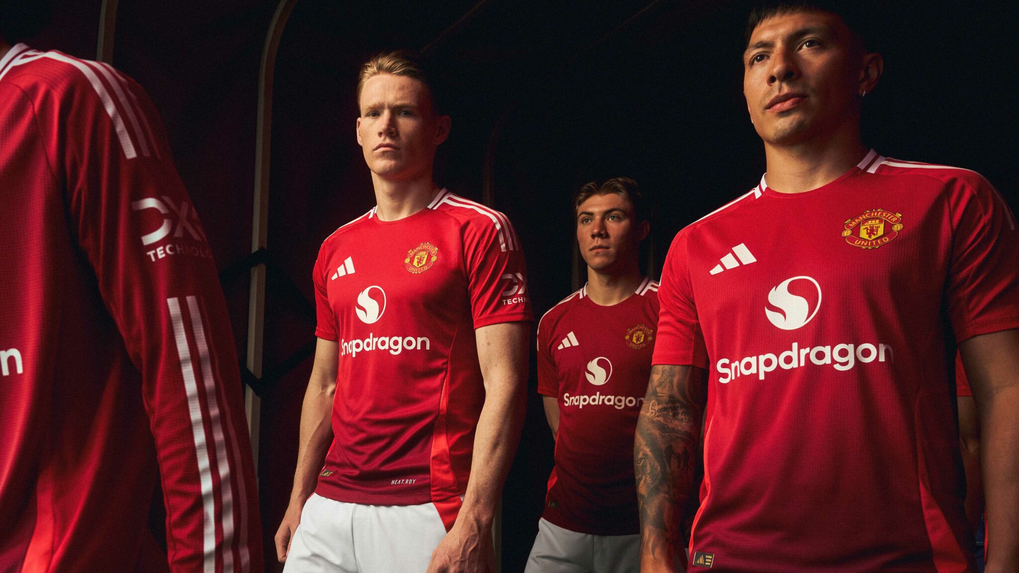 adidas เปิดตัวชุดเหย้า Manchester United ประจำฤดูกาล 2024/25 สะกดทุกสายตาภายใต้แสงไฟของ “โรงละครแห่งความฝัน”