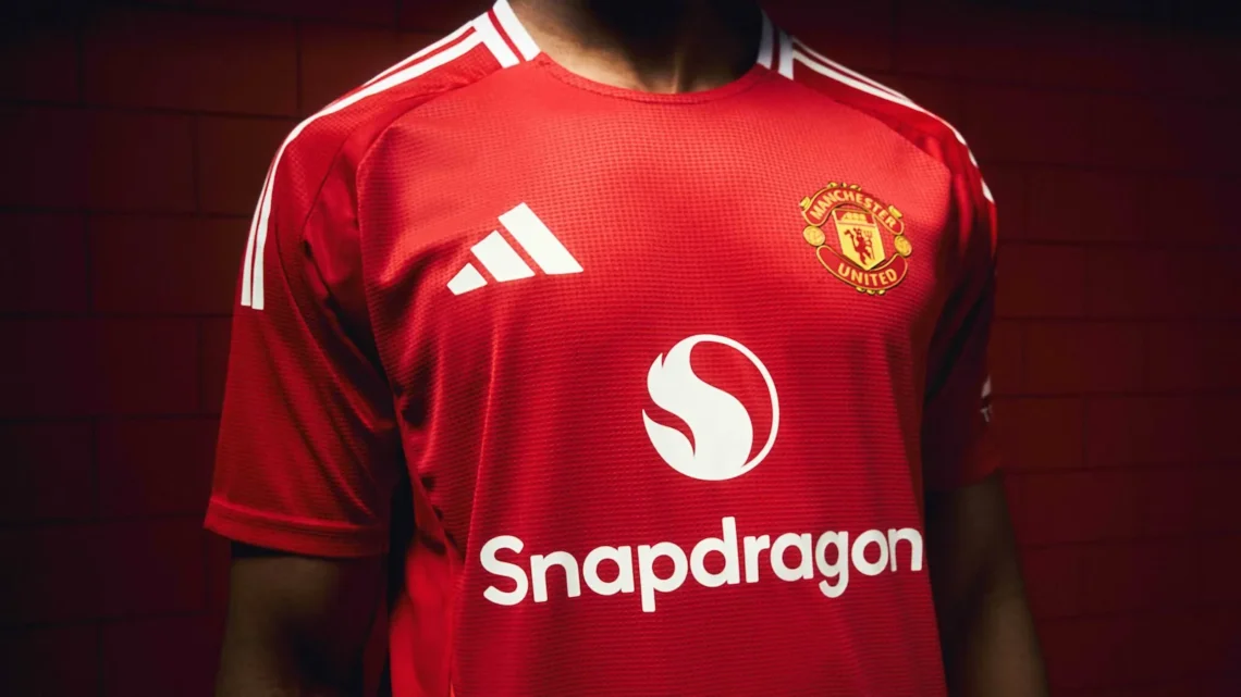 adidas เปิดตัวชุดเหย้า Manchester United ประจำฤดูกาล 2024/25 สะกดทุกสายตาภายใต้แสงไฟของ “โรงละครแห่งความฝัน”