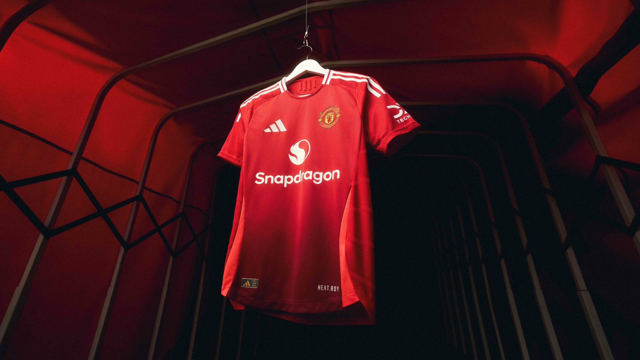 adidas เปิดตัวชุดเหย้า Manchester United ประจำฤดูกาล 2024/25 สะกดทุกสายตาภายใต้แสงไฟของ “โรงละครแห่งความฝัน”