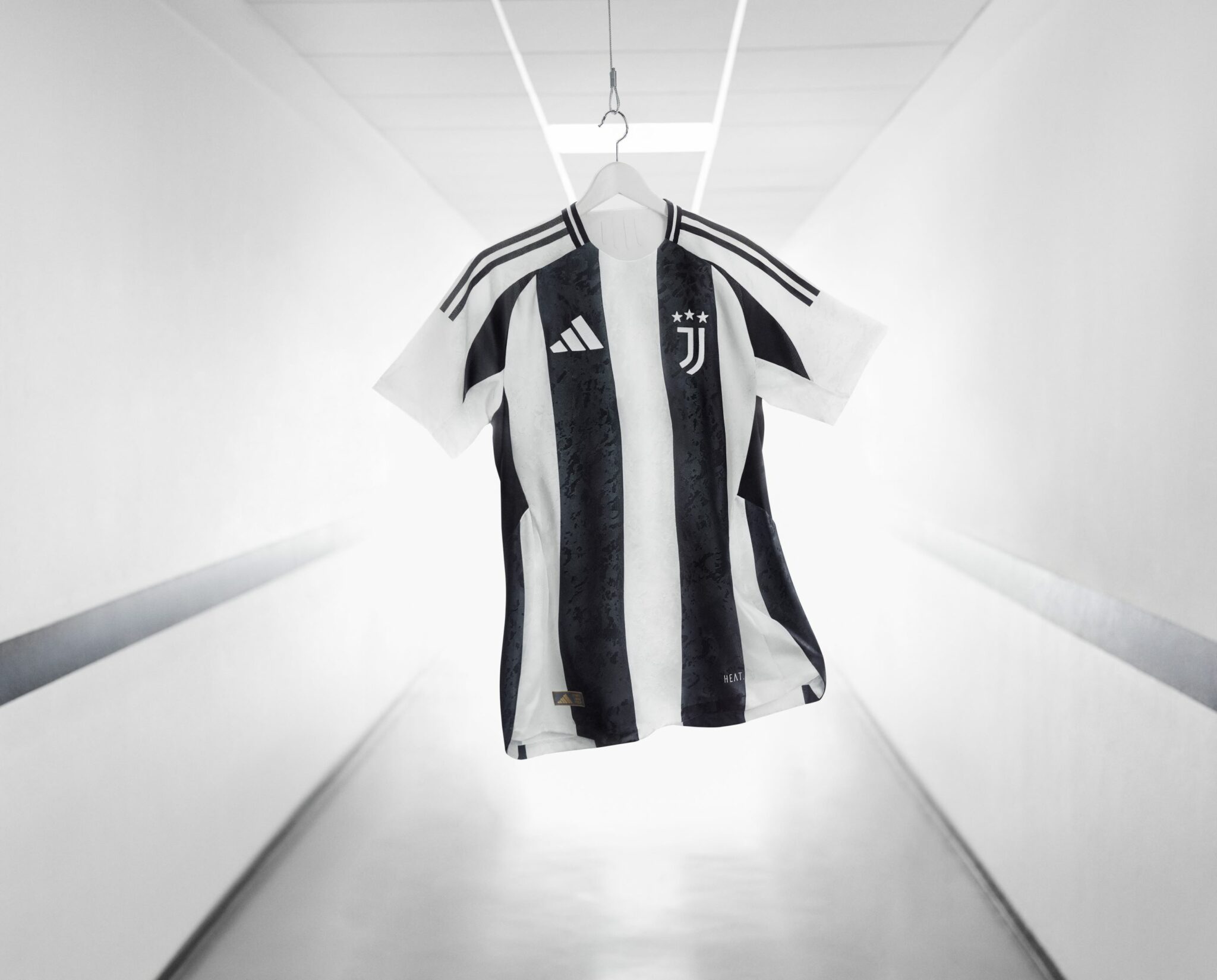 อาดิดาส เปิดตัวเสื้อเหย้า Juventus ประจำฤดูกาล 2024/25 แรงบันดาลใจจากภารกิจสำรวจดวงจันทร์และจิตวิญญาณของผู้บุกเบิก