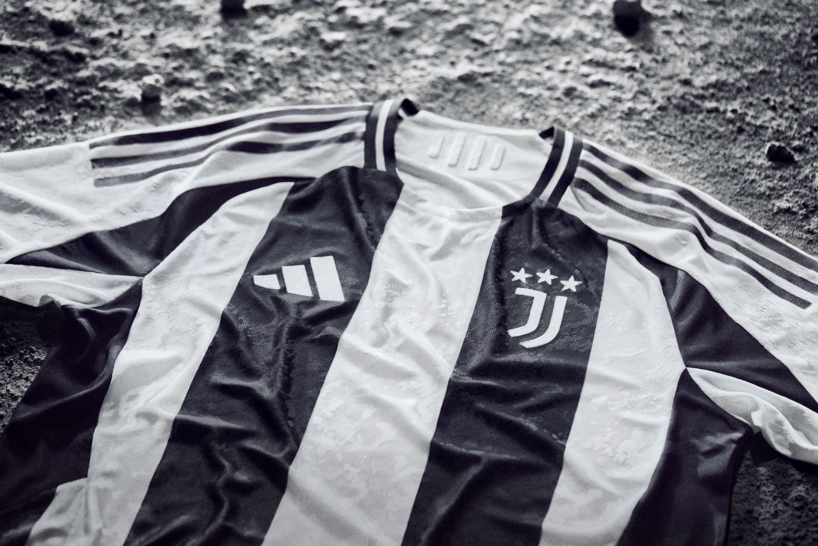 อาดิดาส เปิดตัวเสื้อเหย้า Juventus ประจำฤดูกาล 2024/25 แรงบันดาลใจจากภารกิจสำรวจดวงจันทร์และจิตวิญญาณของผู้บุกเบิก