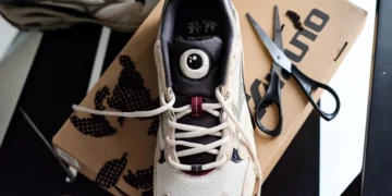 Mizuno Wave Rider 10 "Choshin Obake" รองเท้าลายผีโคมไฟตาเดียวจาก Yokai Pack