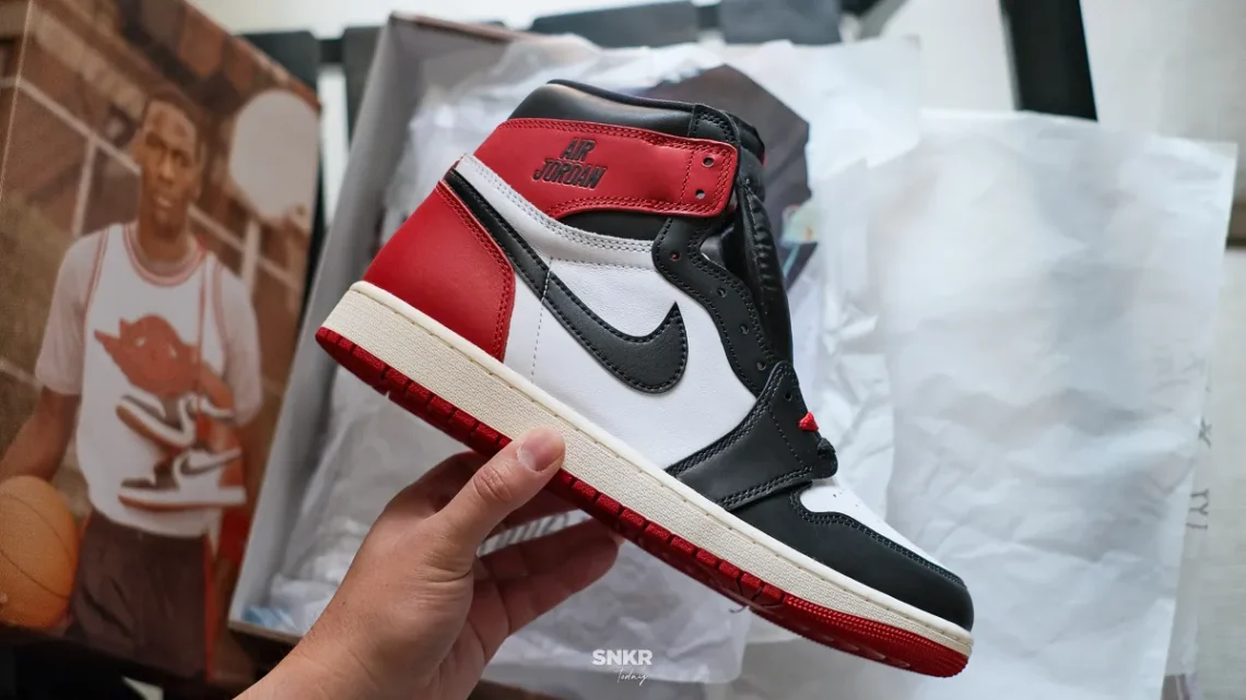 Air Jordan 1 High OG "Black Toe Reimagined" ยกย่องให้กับปี Rookie Season ของ Michael Jordan