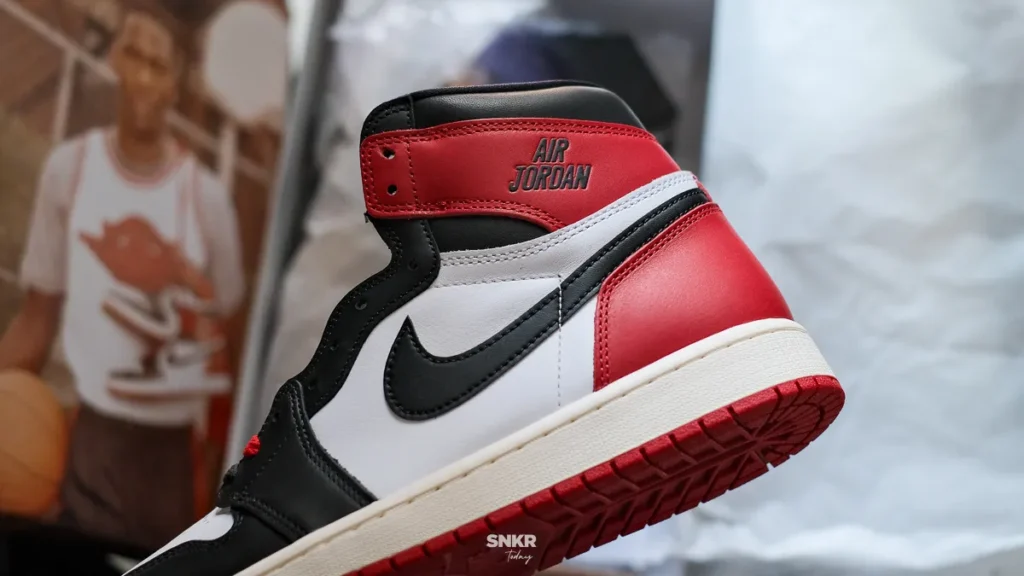 Air Jordan 1 High OG "Black Toe Reimagined" ยกย่องให้กับปี Rookie Season ของ Michael Jordan