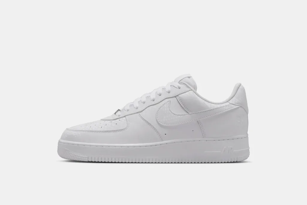 ตามมาติดๆ กับ Kobe Bryant x Nike Air Force 1 Low "White/White" ซึ่งจะวางจำหน่ายในวันที่ 1 กรกฎาคม 2025 นี้