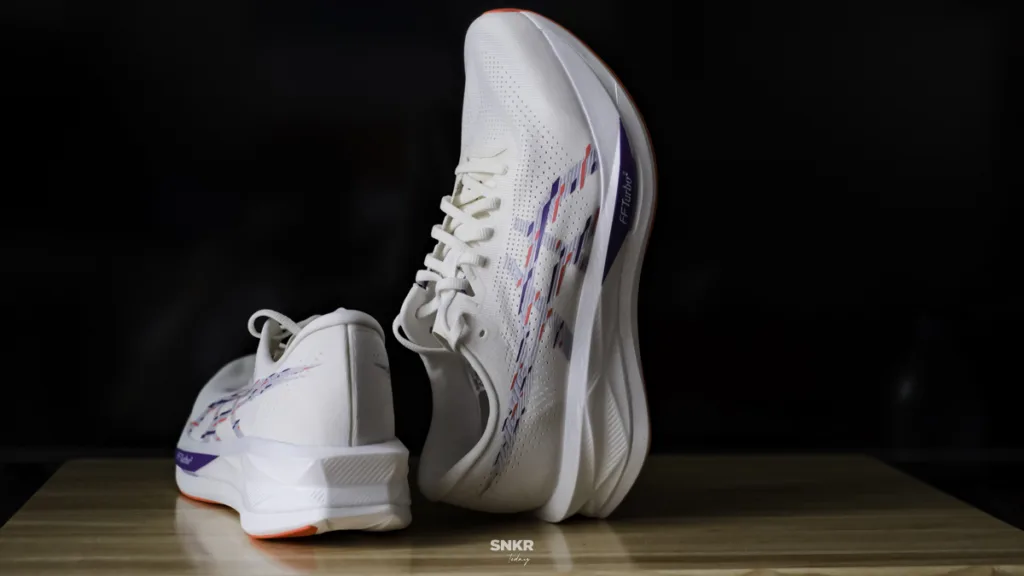 ASICS SONICBLAST เป็นรองเท้าวิ่งรุ่นใหม่ของตระกูล Blast ที่เปิดตัวในเดือนสิงหาคมที่ผ่านมา โดยเปิดตัวพร้อมกับ ASICS MEGABLAST ที่ใช้โฟมตัวใหม่เหมือนกัน