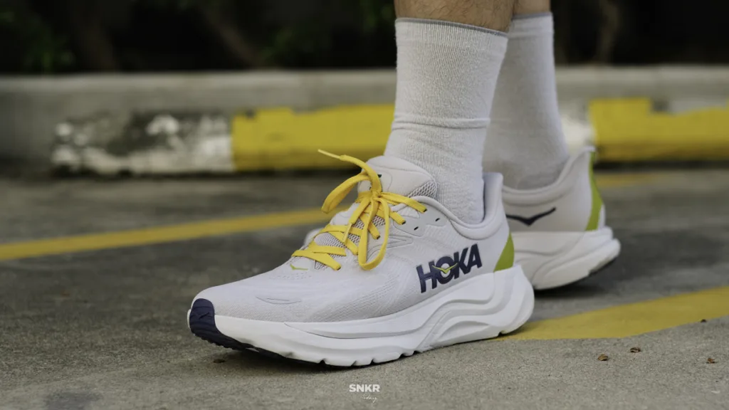 รีวิว HOKA Arahi 8 รองเท้าวิ่งเดลี่แนว Stability สำหรับคนเท้าล้ม เท้าแบน ที่ต้องการความมั่นคง รุ่นใหม่นุ่มและวิ่งได้เพลินขึ้น
