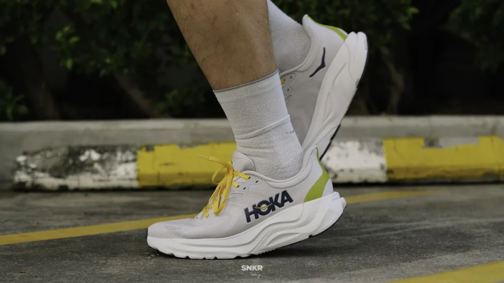 รีวิว HOKA Arahi 8 รองเท้าวิ่งเดลี่แนว Stability สำหรับคนเท้าล้ม เท้าแบน ที่ต้องการความมั่นคง รุ่นใหม่นุ่มและวิ่งได้เพลินขึ้น