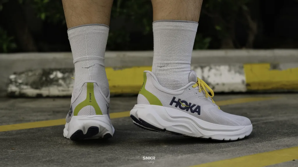 รีวิว HOKA Arahi 8 รองเท้าวิ่งเดลี่แนว Stability สำหรับคนเท้าล้ม เท้าแบน ที่ต้องการความมั่นคง รุ่นใหม่นุ่มและวิ่งได้เพลินขึ้น