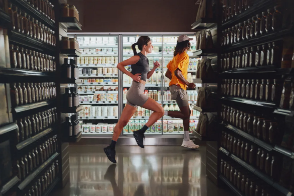 เปิดตัว On x Erewhon Wellness Club ความร่วมมือนี้ยังรวมถึงการนำเสนอแบรนด์น้ำผลไม้จาก On และ Erewhon ที่สร้างสรรค์ขึ้นสำหรับดื่มหลังการวิ่ง