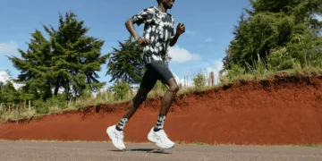 ASICS GEL-SLOWCUSH ในภาพแคมเปญการวิ่งกลางแจ้ง