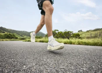 นักวิ่งสวม ASICS NIMBUS MIRAI 2 บนถนน
