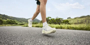 นักวิ่งสวม ASICS NIMBUS MIRAI 2 บนถนน