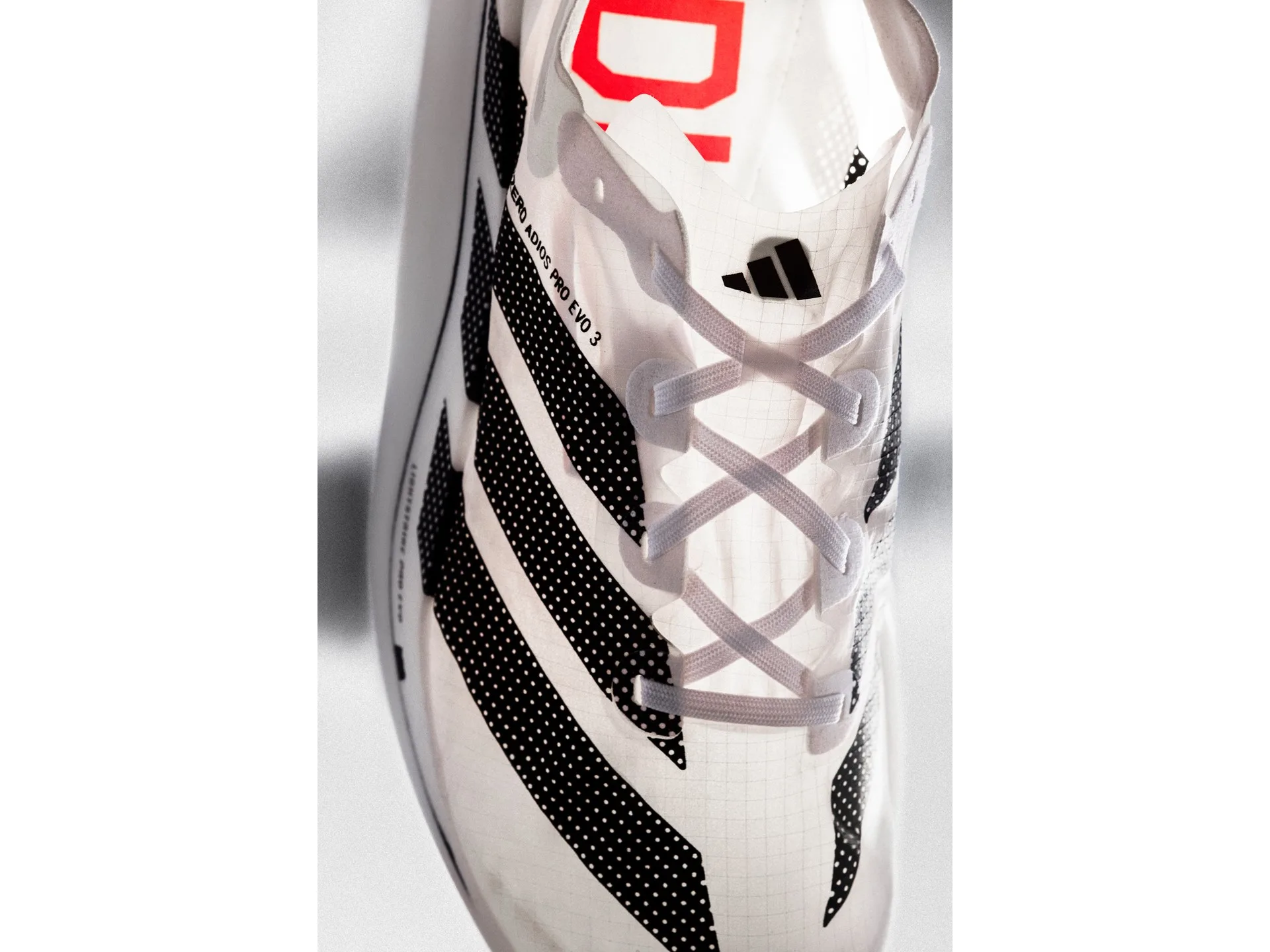 อัปเปอร์โปร่งบาง ลิ้นรองเท้า และระบบเชือกของ Adizero Adios Pro Evo 3