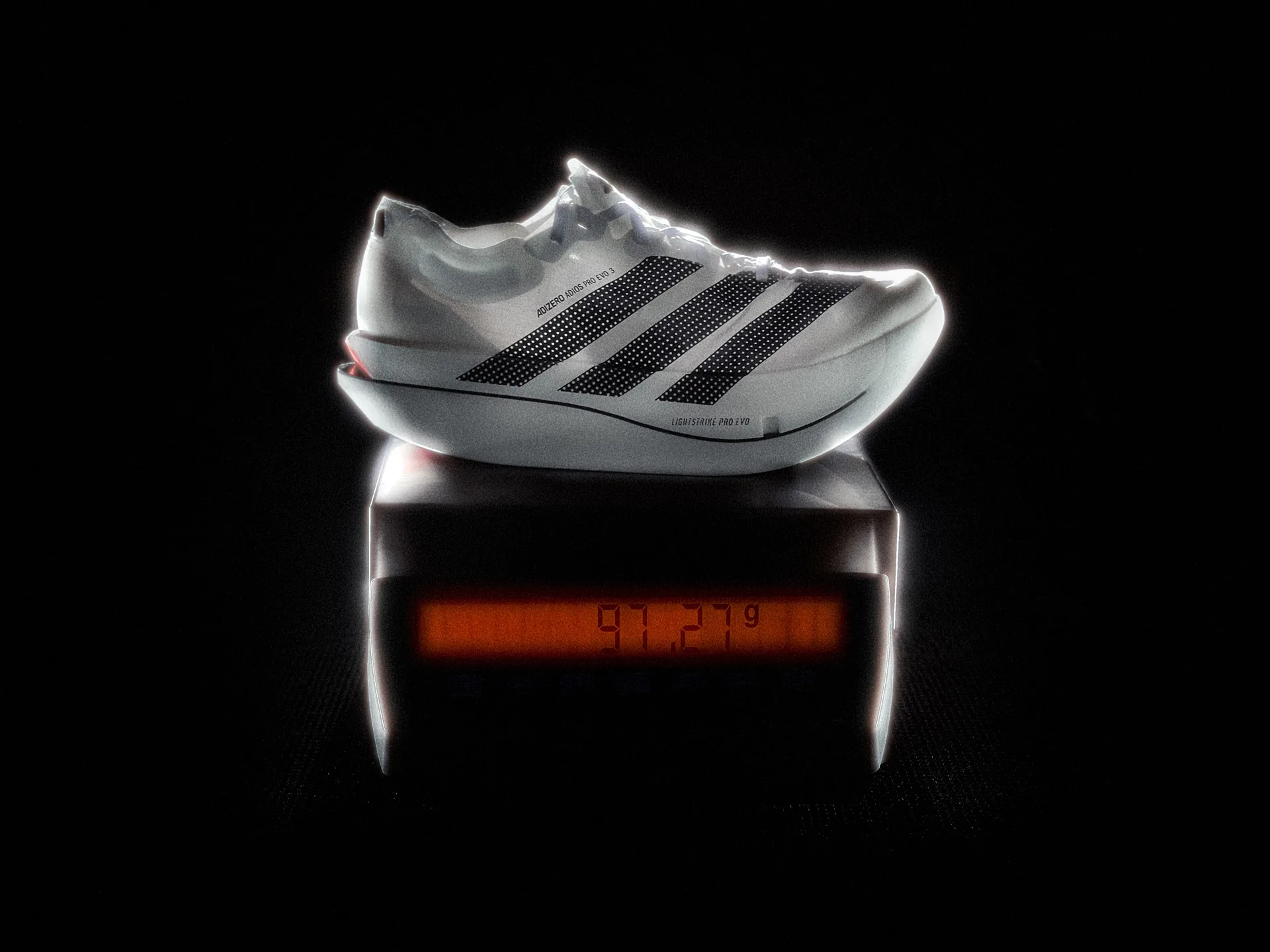 Adizero Adios Pro Evo 3 วางบนเครื่องชั่งในภาพประชาสัมพันธ์ adidas