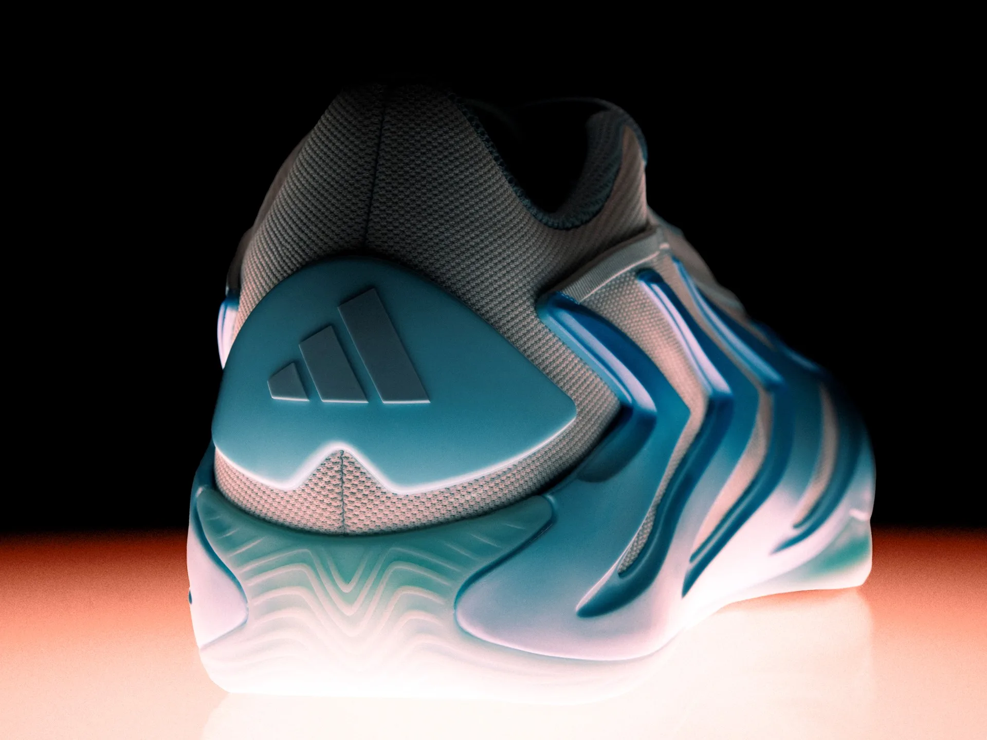 มุมส้นรองเท้า Anthony Edwards 3 แสดงอัปเปอร์ถักและโลโก้ adidas