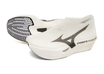 Mizuno Hyperwarp 96 รองเท้าวิ่งแข่งขันอัปเปอร์ไร้เชือกและแผ่นคาร์บอน