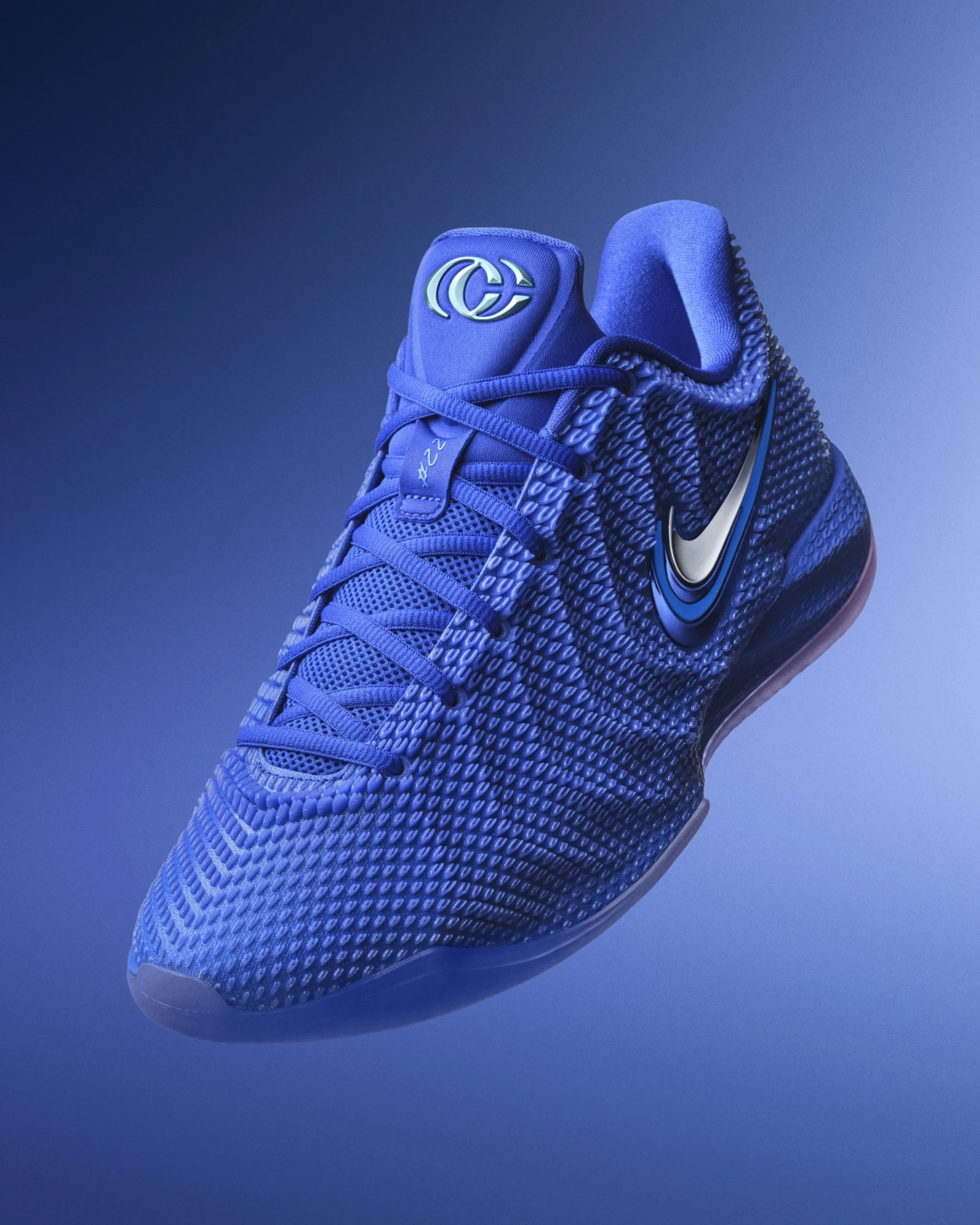 Nike Caitlin 1 สี Caitlin Blue แสดงผิวอัปเปอร์และโลโก้ CC