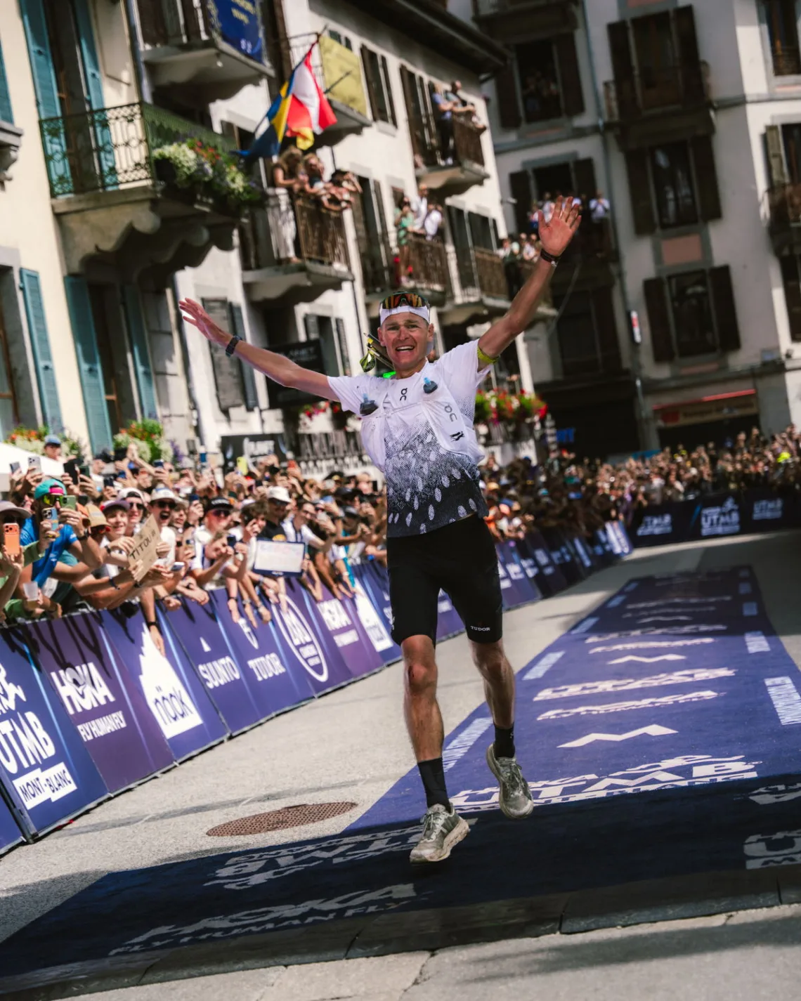 Baptiste Chassagne ชูแขนเข้าเส้นชัย UTMB