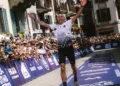 Baptiste Chassagne ชูแขนเข้าเส้นชัย UTMB