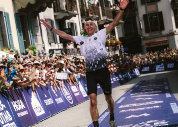 Baptiste Chassagne ชูแขนเข้าเส้นชัย UTMB